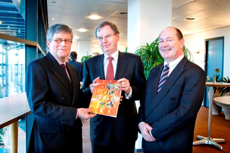 Herman de Boon overhandigt rapport aan Bernard Wientjes